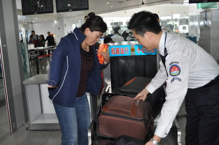 一巴掌将安检员打耳聋2