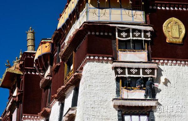 10月27日，工作人员对布达拉宫墙体进行粉刷。