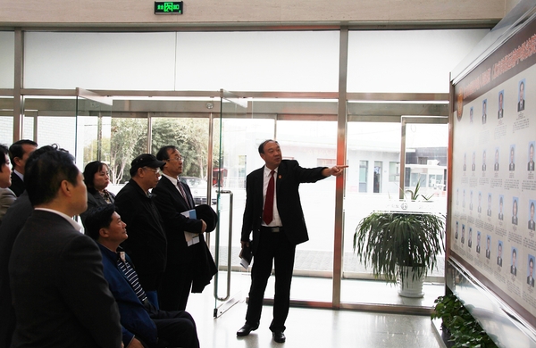 代表委员参观了解北京四中院改革发展成果