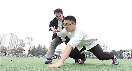 一拳击断两厘米厚木板 李小龙会的寸拳他也会