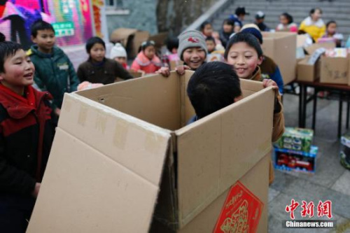 资料图：一名四川省北川县的留守儿童收获“神秘礼物”——外出打工三年的父亲通过“快递”的方式将自己“运送”回孩子身边。<a target='_blank' href='http://www.chinanews.com/'>中新社</a>记者 王骏 摄