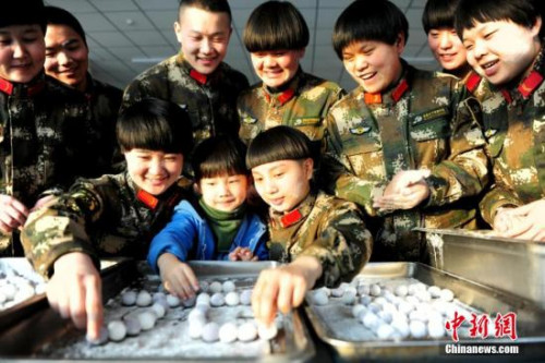 资料图。新疆留守儿童进警营闹元宵。范昕羽 摄