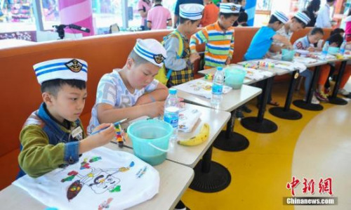 资料图：武汉市25名留守儿童在志愿者的陪同下过儿童节。 <a target='_blank' href='http://www.chinanews.com/'>中新社</a>记者 张畅 摄