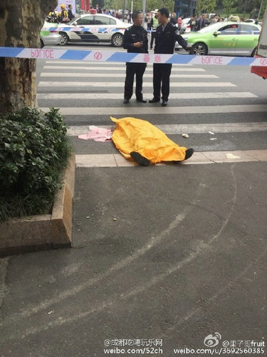 男子突然扑向公交车被碾身亡。