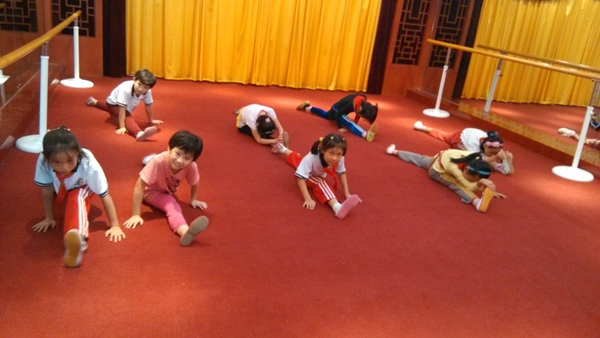 “戏曲进校园”小学生在练功