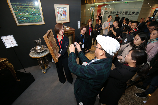 北京古风堂正在展示雷诺阿《浣纱女》