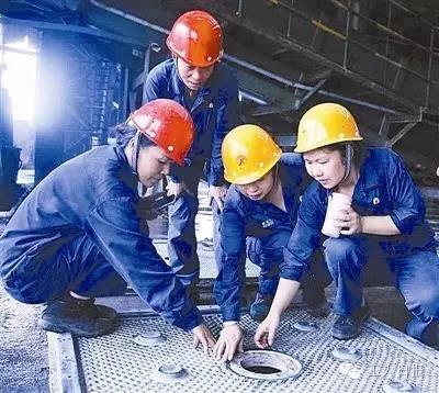 刘利军（右一）和胡新娥（左一）一起工作中