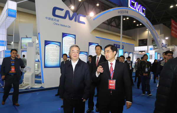 一、十一届全国人大常委会副委员长桑国卫(前排左二)在泰州市委书记蓝绍敏(后排中)、泰州市委常委、泰州医药高新技术产业开发区党工委书记陆春云(前排右一)陪同下参观中国（泰州）第七届国际医药博览会展区。摄影／  顾俊 刘燕