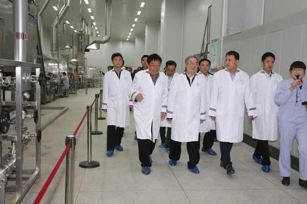 四、十一届全国人大常委会副委员长桑国卫（前排左二）在视察扬子江药业。摄影／  顾俊 刘燕