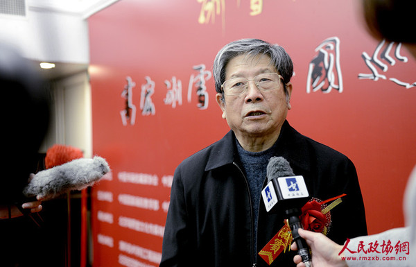 0008A冰雪山水画创始人、著名画家于志学出席徒弟高宏画展开幕式，并接受媒体采访_副本