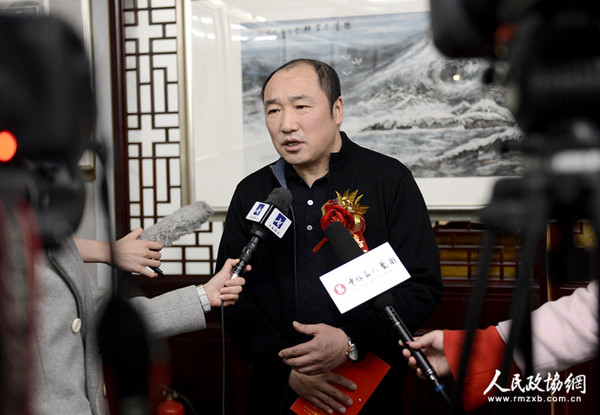 0007A高宏冰雪画展在京开幕，全国政协委员、中国国家画院常务副院长卢禹舜在现场接受采访时，对北方冰雪画给予高度评价._副本