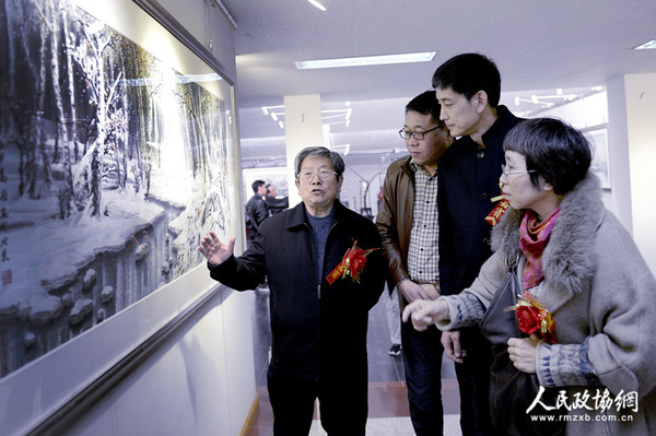 0001A冰雪山水画创始人、著名画家于志学在学生高宏的画展上和嘉宾交流冰雪画创作技巧_副本