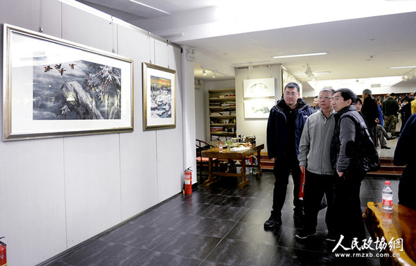 0004A高宏冰雪画全国巡回展在京开幕，嘉宾观赏冰雪画作品._副本