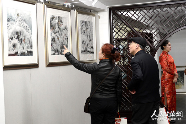0009A高宏冰雪画全国巡回展在京开幕，嘉宾观赏冰雪画作品_副本