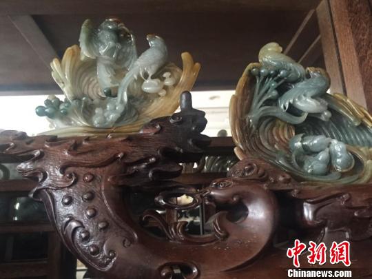 玉雕师董锦灿的《爱巢》翡翠雕?！×尉?摄