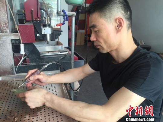 玉雕师董锦灿在雕刻?！×尉?摄