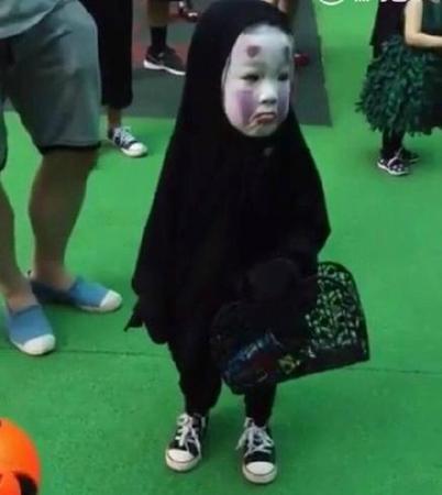 万圣节小朋友COS无脸男