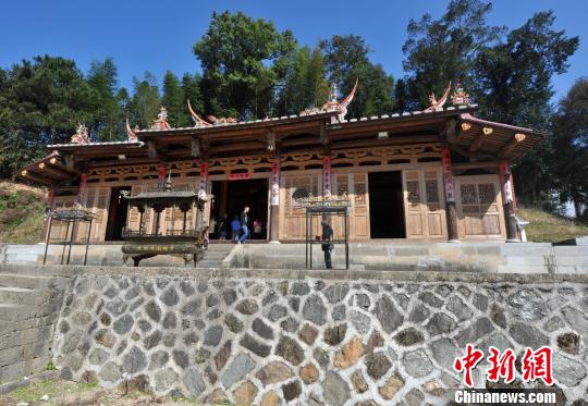 　　图为在阳春村青龙山下，一座近年返修的“普照堂”即是章公祖师肉身像的供殿。这20年来，尽管章公祖师真身被盗，四方信众仍朝拜如仪，香火不断?！≌疟?摄