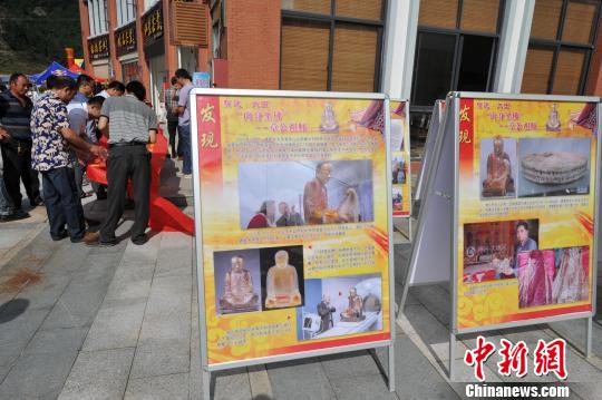 图为10月28日，福建省大田县举行盼望章公祖师早日回归故里签名请愿活动。　张斌 摄