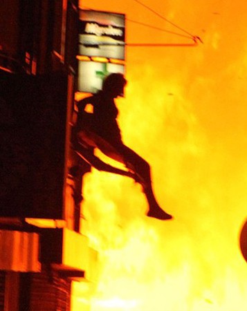 女子在大火中从6楼跳下