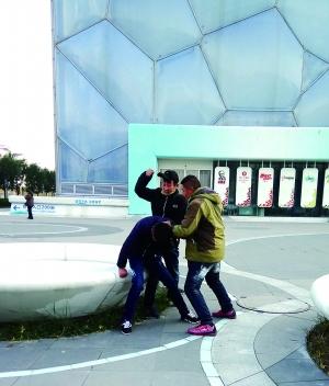 水立方旁“黑照相”强卖不成群殴小伙 官方回应 