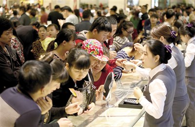 要禁止低价游、强制购物等旅游乱象发生，必须从根源上改变整个行业体系和薪酬规则 视觉中国图