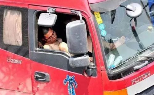 大巴司机打盹10分钟3