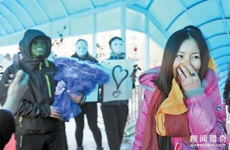 999盒保险套摆爱心告白 最奇葩求婚方式盘点