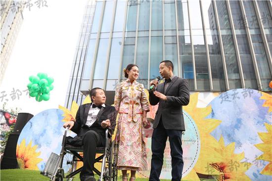 新郎和新娘都是来自东北的“85后”，去年在黄石相识相爱，今年2月领证结婚，打算5月办婚礼。不料一场突如其来的灾难，让男孩永远失去了右腿。女孩辞掉工作在医院七个多月陪护寸步不离。昨日，两人在医护人员的安排和见证下，举办了一场姗姗来迟的婚礼。