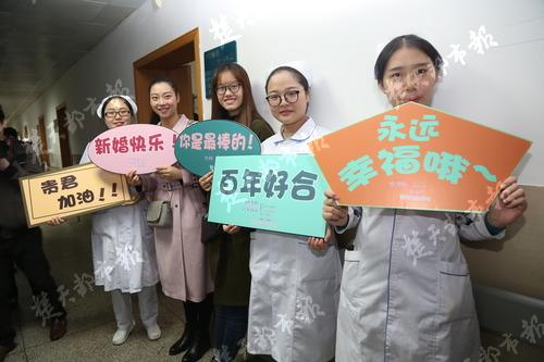 10月27日，荣畅第一次穿上了一身白纱，和李贵君在病房里拍摄婚纱照。从上午一直拍到晚上。两人不约而同的表示，这是半年多来最开心的一天。