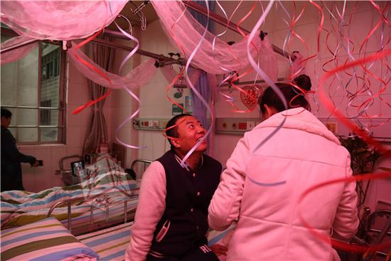 前天晚上，护士们就在李贵君的病房张灯结彩，大红的“囍”字，五颜六色的气球，让冰冷的病房里充满了暖意。李贵君兴奋得一夜未眠。昨天早上八点多，乘坐医院专门安排的婚车大巴驶向酒店迎接新娘，随行的还有四名高学历的伴郎团——来自医院骨科的四名博士生。