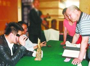 古玩商家识别古玩真假的知识要领，都是经过各自多年买卖实践中无数次赔钱、上当、卖亏学出来的。这些识别古玩的经验要领，是商人赖以生存的基本条件和保障。有了知识眼力便有了经济收益。因而识别真伪（鉴定）的技能，都不外传。多年来有很多收藏爱好者，力求寻找古玩真知，但是由于学习方法和路径不正确，因此仍然找不到古玩真伪的正确答案。