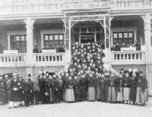 1924年12月4日中午，孙中山与欢迎者在天津张园。