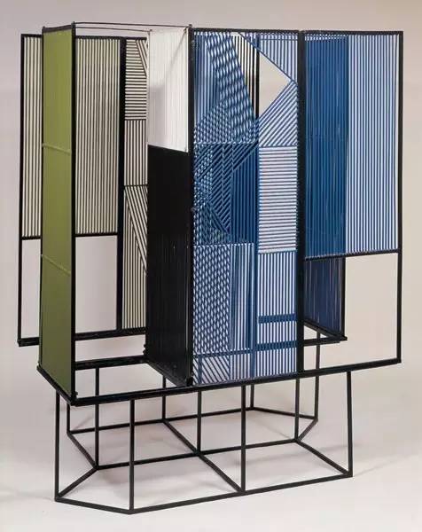 　　《可渗透前（Pre-penetrable）》，杰塞斯?拉斐尔?索托（JesúsRafael Soto），钢铁上喷漆，1957年