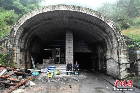 11月2日，重庆金山沟煤矿井口处已拉起警戒线进行封锁。当日，中新网记者从重庆永川金山沟煤矿“10.31”瓦斯爆炸事故应急处置指挥部获悉，最后15名失联矿工遗体已全部找到，搜救工作结束。陈超 摄