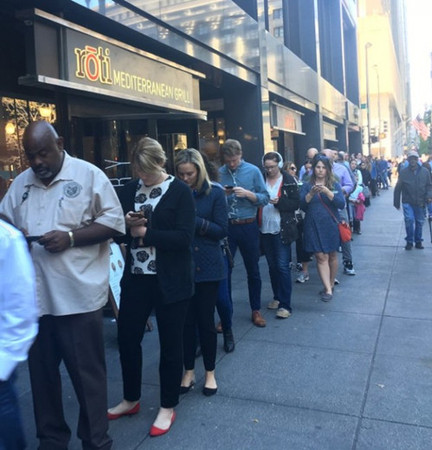 美国大选选民提前投票大排长龙华人身影频现（图）