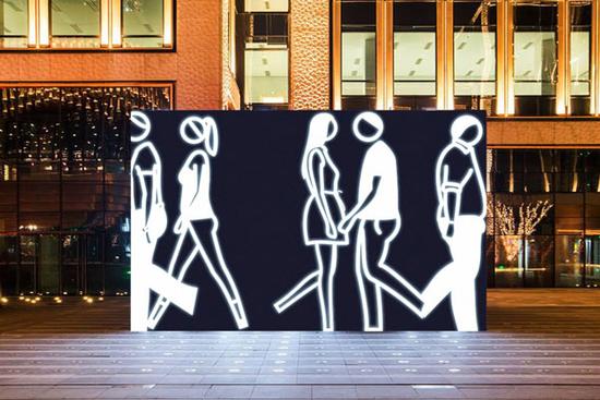 　　朱利安·奥培，《Walking in Shanghai》。2016。临时性公共装置艺术，上海外滩金融中心。?朱利安·奥培；图片由里森画廊及复星艺术中心提供。图片：YHB Studio