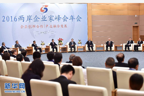 11月7日，由两岸企业家峰会主办的2016年年会在厦门举行大会。中共中央政治局常委、全国政协主席俞正声出席大会并致辞。这是会前，俞正声会见萧万长等两岸参会主要代表。新华社记者 李涛 摄