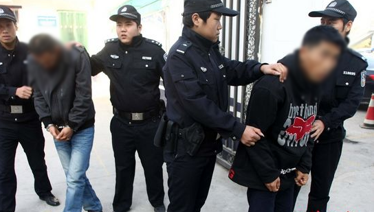 大学门口掏仿真枪抢劫