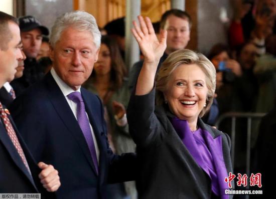 当地时间2016年11月9日，美国纽约，希拉里在家人以及副总统候选人蒂姆-凯恩陪同下现身发表演讲，并承认已致电赢得大选的特朗普。11月9日，美国总统大选结果出炉，共和党候选人特朗普击败民主党候选人希拉里赢得大选，成为第45任美国总统。
