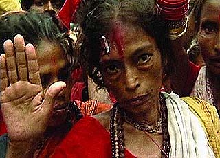 用巫术找手机截女童双臂