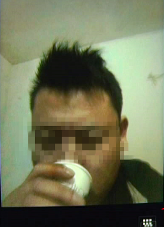 向女友直播喝蟑螂药 被警方找到称:已经吐掉了