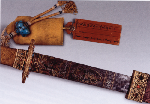 乾隆御用大阅腰刀，带铭文“天字一号”、“炼精”， 《乾隆年製》款。北京故宫博物院藏品