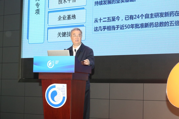 一、十一届全国人大常委会副委员长桑国卫在作主旨发言。摄影　 顾俊 刘燕