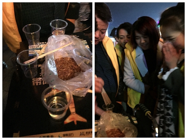 员工被罚当众吃面包虫2