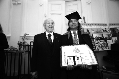 吴为山被授予“荣誉院士”头衔