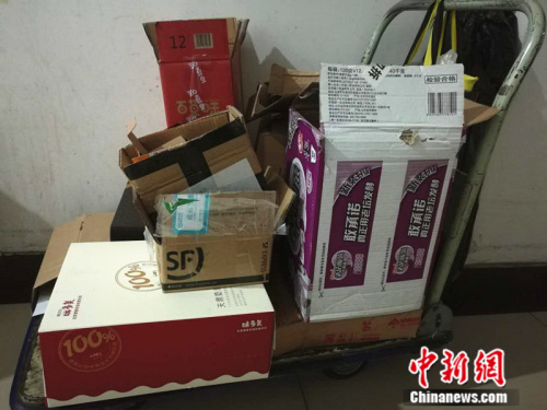 图为被丢弃的包装箱 <a target='_blank' href='http://www.chinanews.com/' >中新网</a>记者 张尼 摄