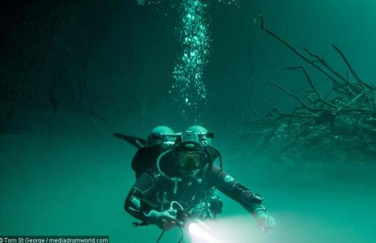 英国摄影师潜水时捕捉到神奇“水下湖”