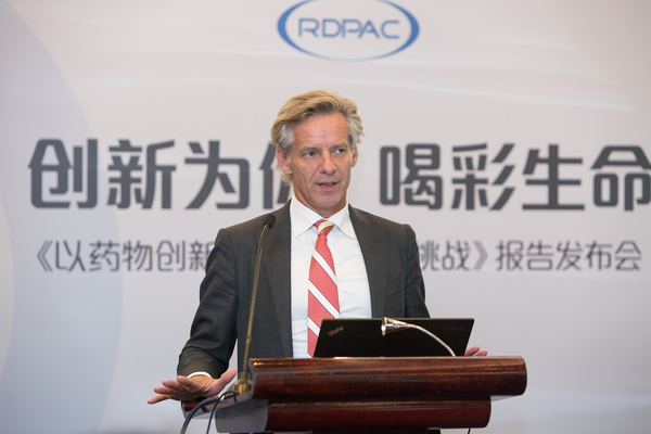 勃林格殷格翰大中华区医学副总裁何恒励（Dr. Maarten Hendriks）博士为大家分享《以药物创新应对糖尿病的挑战》