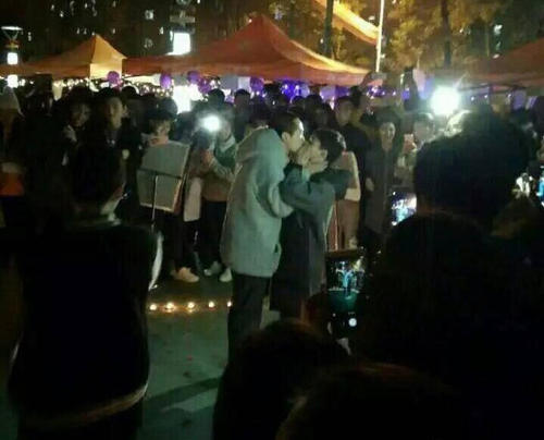 据网友爆料，四川文化传媒职业学院为庆祝双十一“光棍节”，办了一个脱单活动，为那些“单身狗”们提供机会，现场还有两名男生牵手成功。